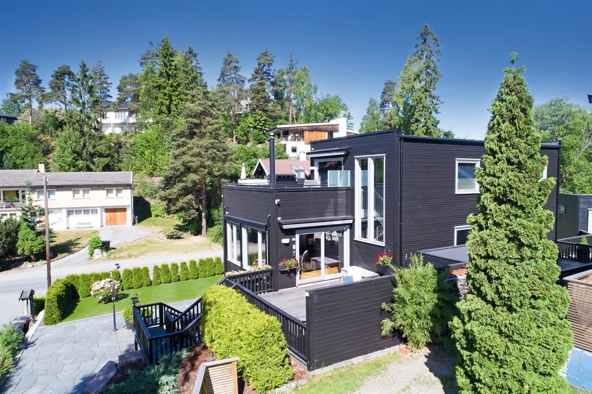 Fasade og hage Galleribilde