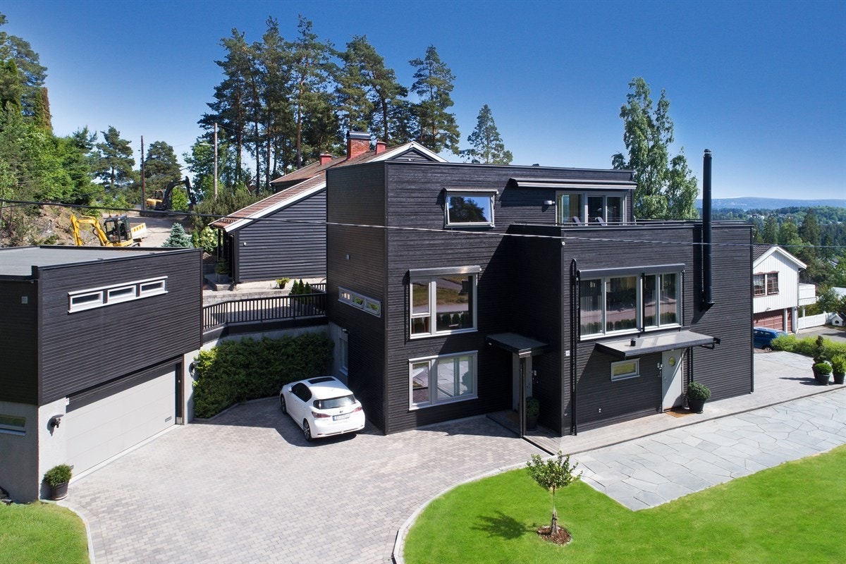 Boligen sett under ett med garasjen Galleribilde