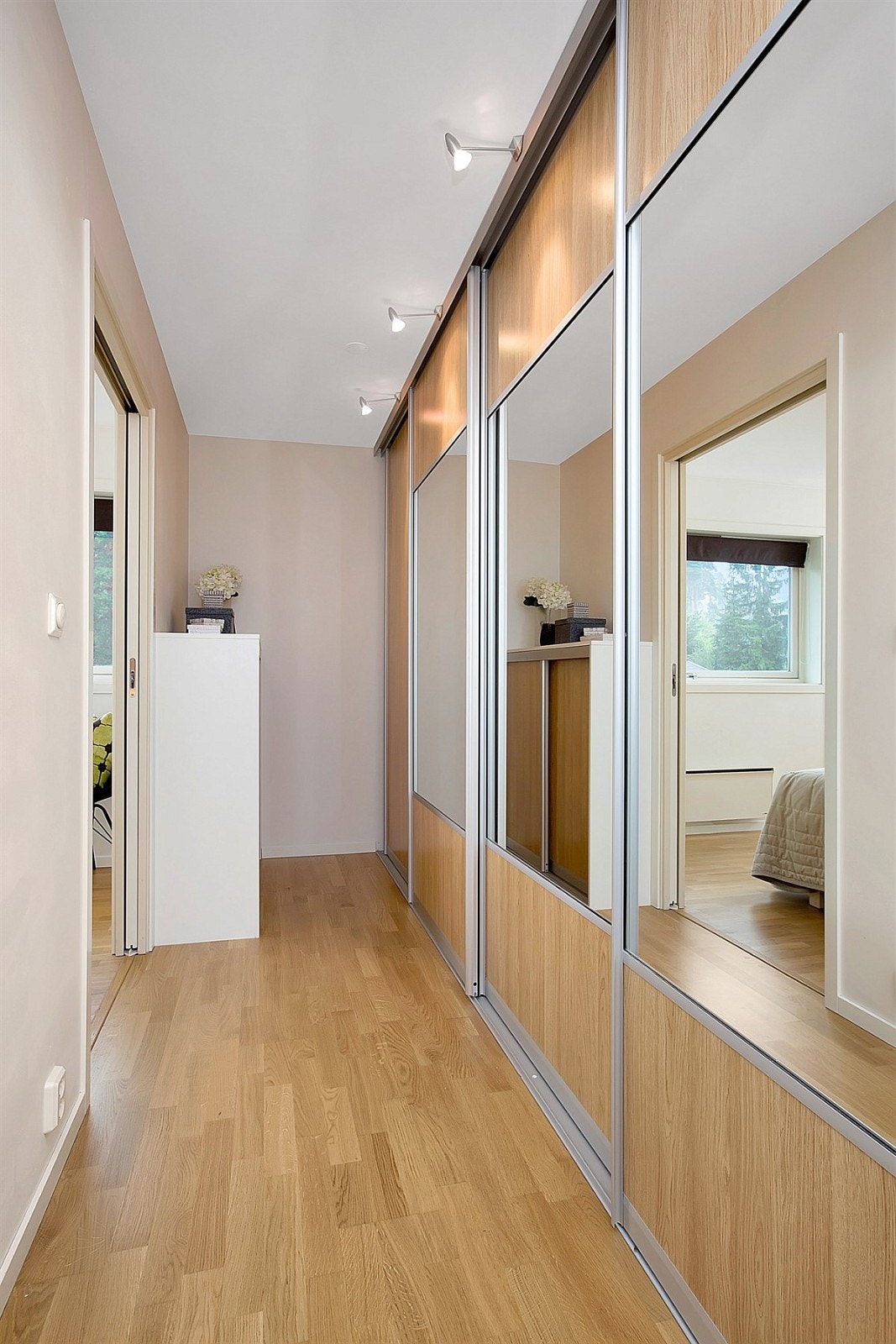 Walk-in garderobe tilhørende hovedsoverom Galleribilde