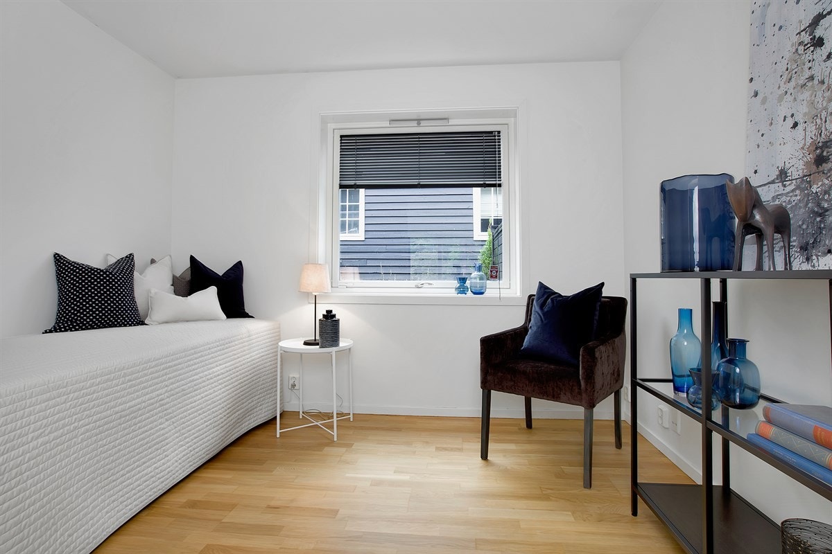 Ett av to soverom i sokkeletasje Galleribilde