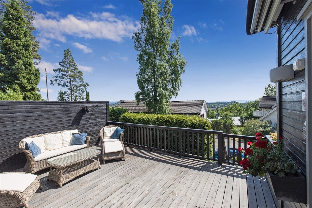 Terrasse beliggende ut fra stuen Galleribilde