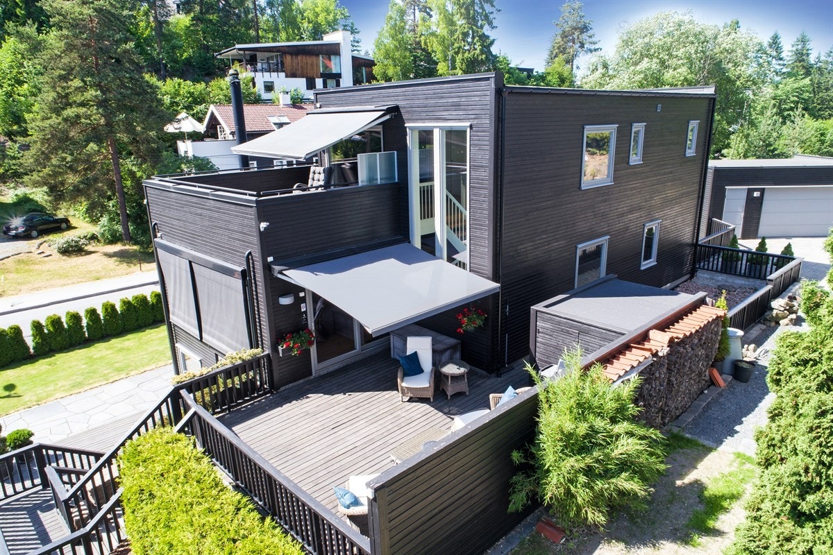 Boligen har store terrasser Galleribilde