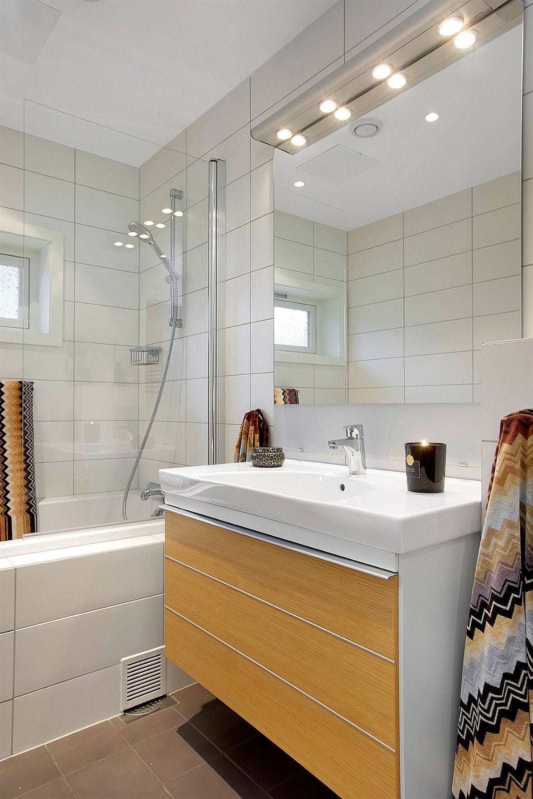 Bad i sokkeletasjen Galleribilde