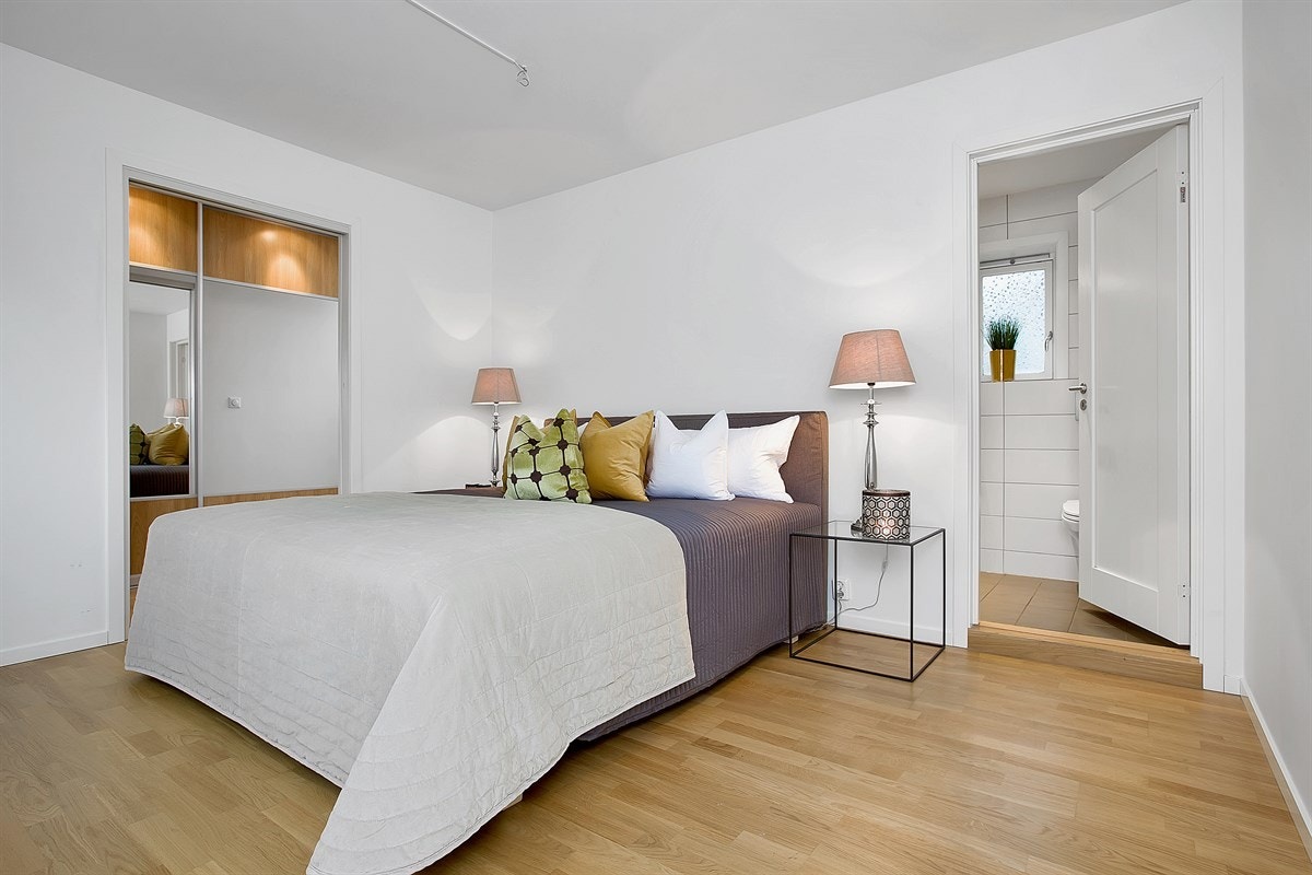Hovedsoverom med walk-in garderobe og eget bad Galleribilde