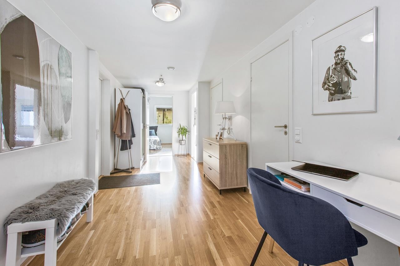 Entreen har mange muligheter, slik som hyller, oppbevaring og kunst. Galleribilde