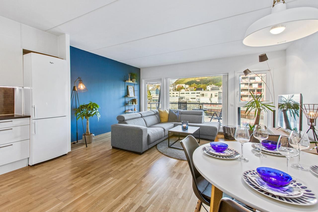 Kontrastveggen gir en moderne vri på en lys og luftig leilighet. Galleribilde