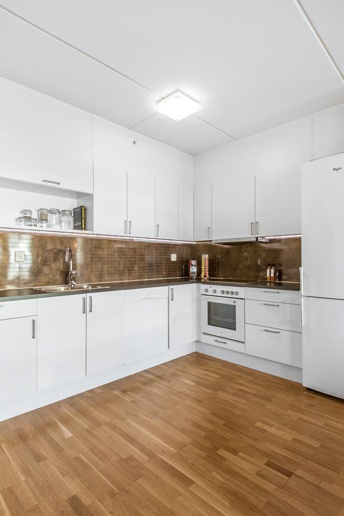 Rikelig med skap og benkeplass. Galleribilde