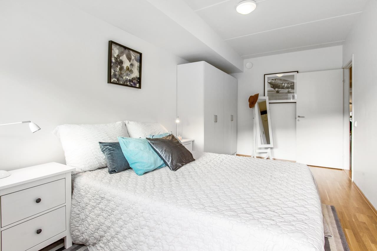 Soverommet har rikelig med skapplass og adkomst ut til østvendt terrasse. Ypperlig plass for morgenkaffen. Galleribilde