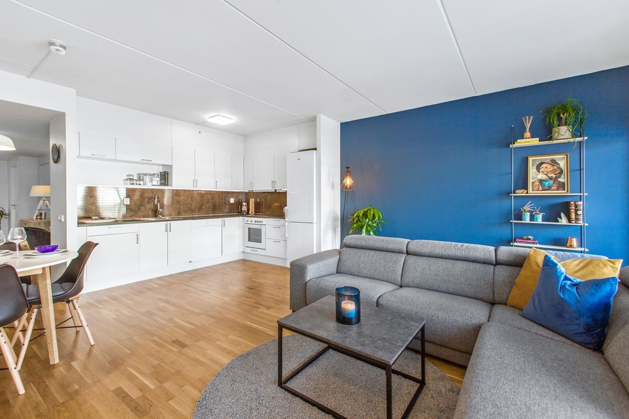 Flott brytning i rommet med kontrastvegg. Galleribilde