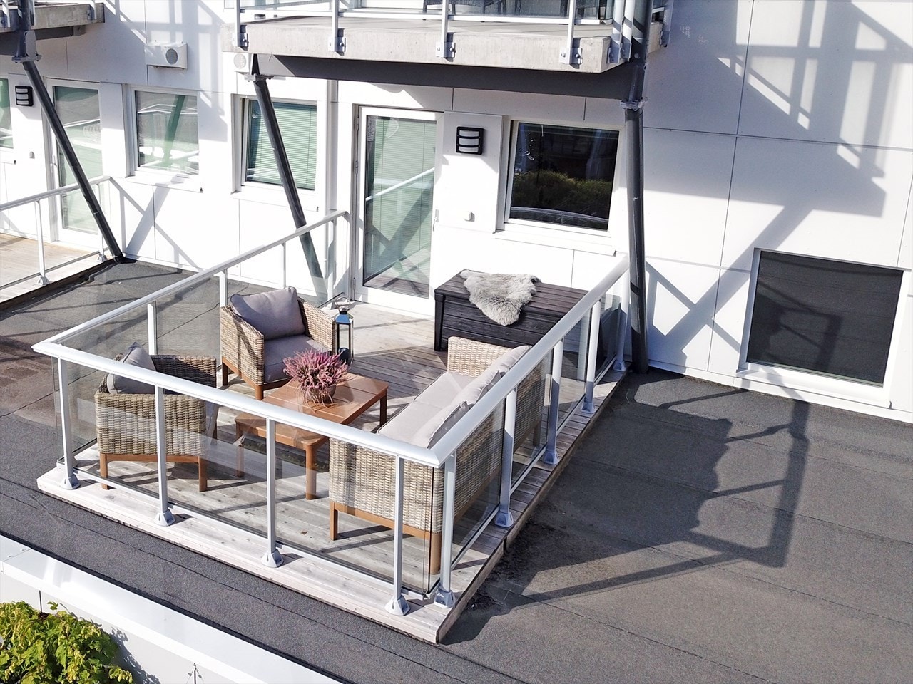 Veranda mot øst med god plass for elektrisk grill. Her har du morgensolen i mange timer. Galleribilde