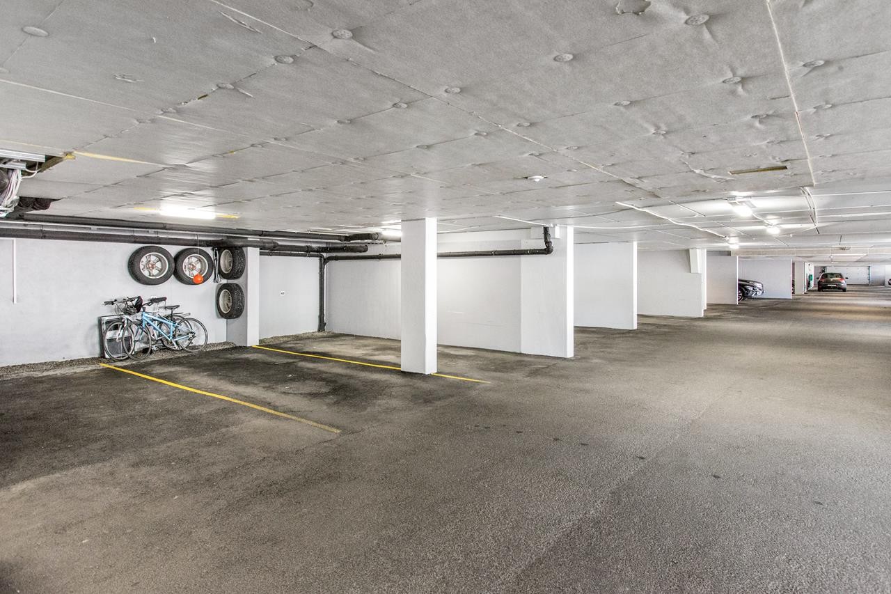 Garasjeplass i garasjeanlegget. Leiligheten har plassen lengst til høyre. Galleribilde