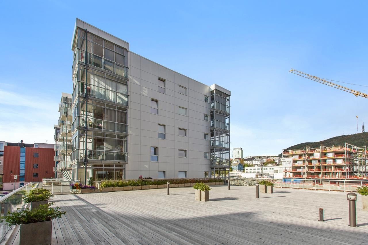 Felles takterrasse som på sommeren er møblert. Koselig samlingspunkt i borettslaget. Galleribilde