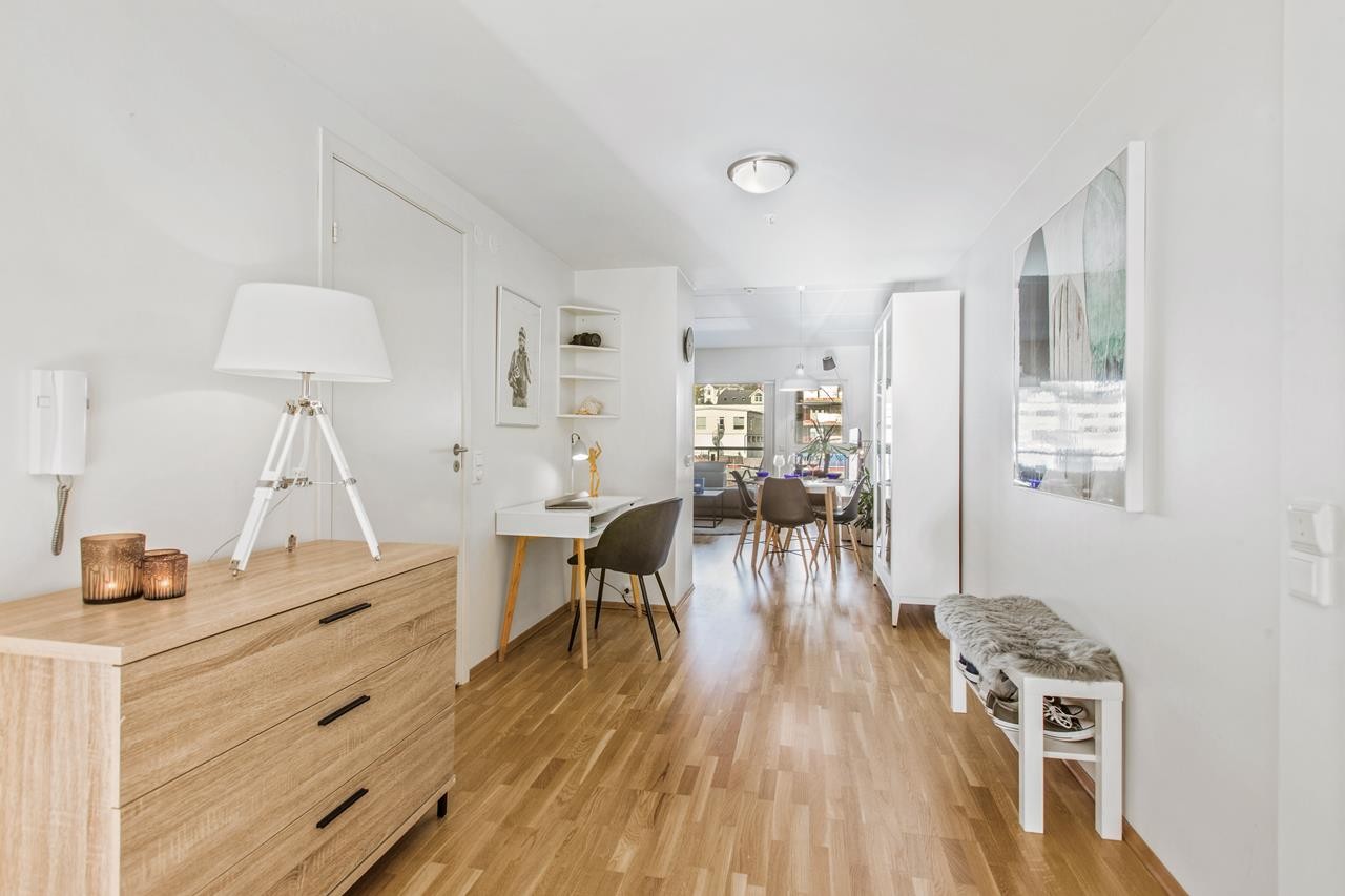 Meget romslig gang som har mange møbleringsmuligheter. Galleribilde