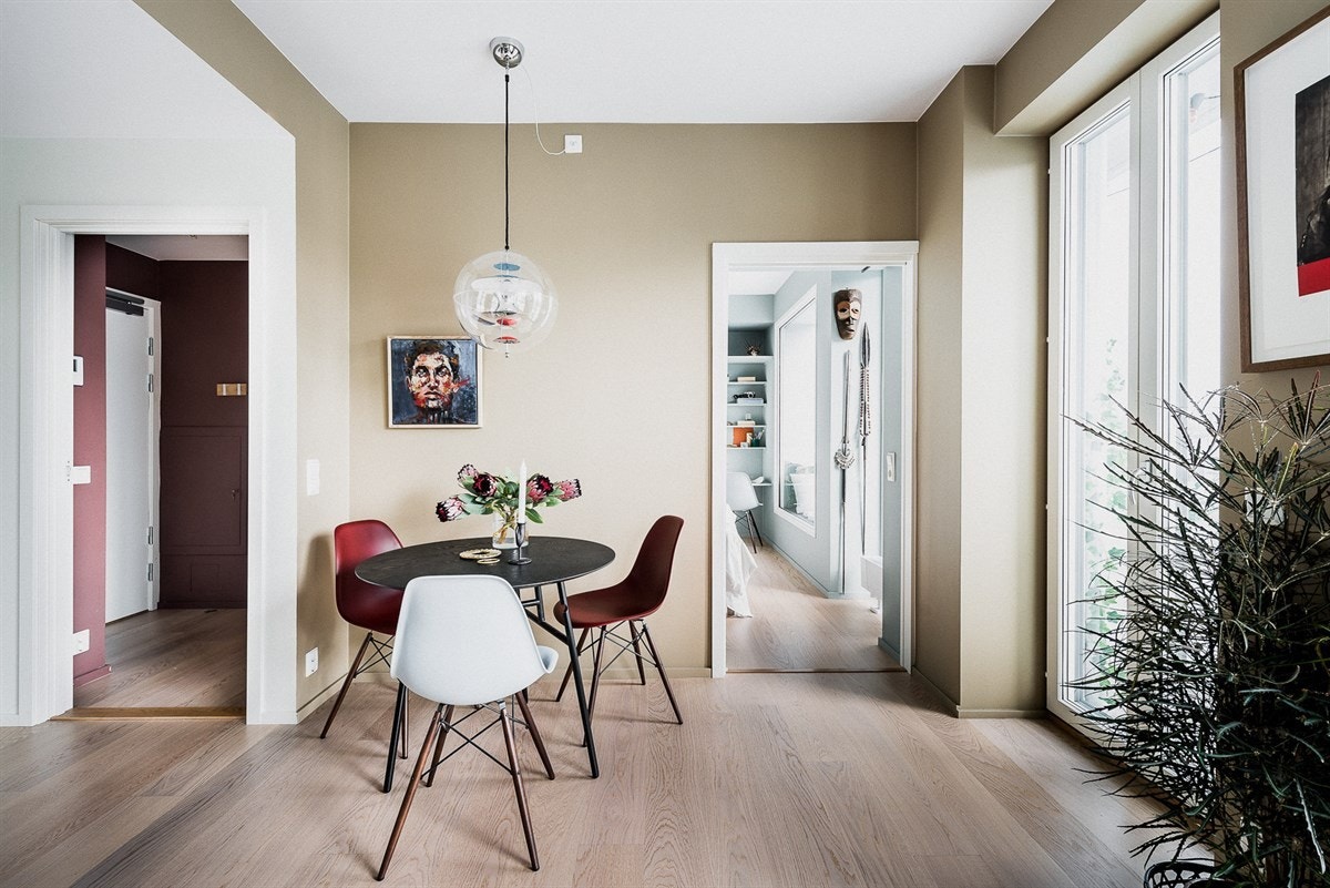 Stuen er malt i en dekorativ beige farge som er i tråd med høstens kommende interiørtrender. Galleribilde