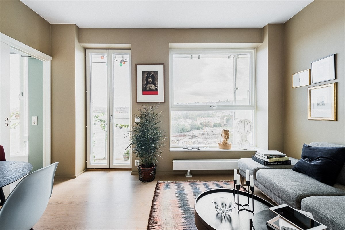 Lyset og utsikten er noe av det som gjør at man opplever her en helt spesiell romfølelse både dag og natt. Galleribilde