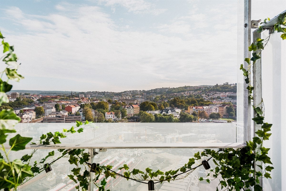 Her kan man se utover skiftende lys, rolige skyer og fugler som svever forbi. Galleribilde