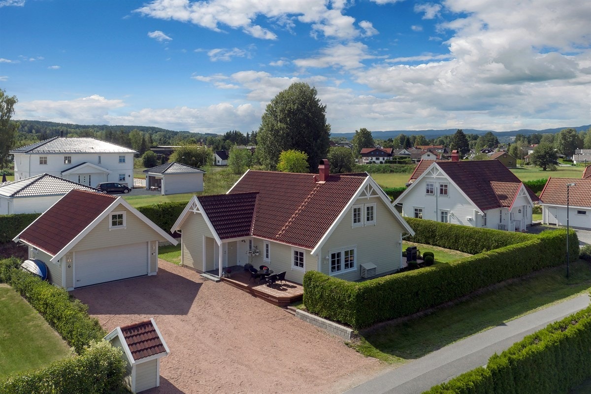 Privatmegleren ved John Granly Steen og Kristian Arthur Brunvoll har gleden av å presentere denne innholdsrike eneboligen over to plan med dobbelgarasje og koselig beliggenhet ved elven. Galleribilde