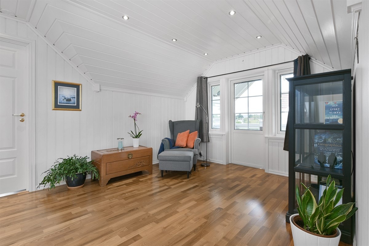 Boligen innehar i tillegg en lys og luftig loftstue med god plass for møblement, noe som gir ekstra spillerom og privatliv for barnefamilier. Galleribilde