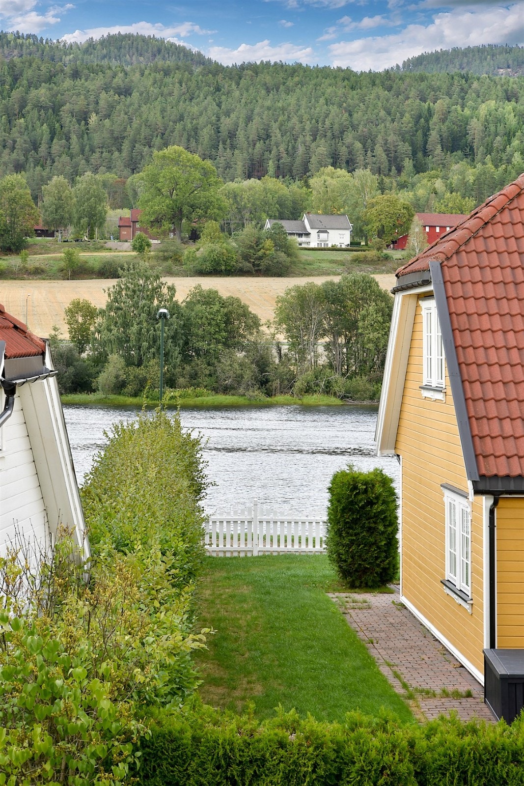 Utsikt mot elven fra soverom. Galleribilde