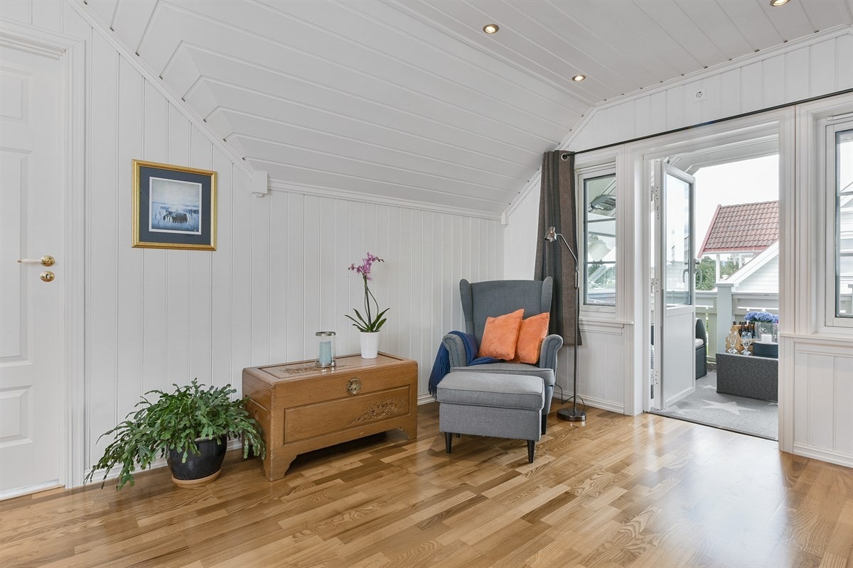 Loftstue med utgang til veranda. Kan evt. benyttes som soverom 4. Galleribilde
