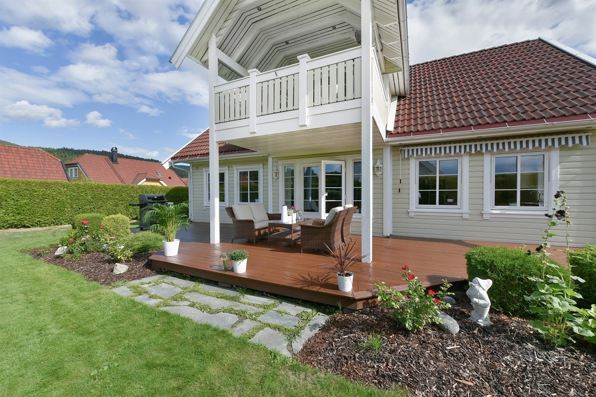 Deler av terrassen er overbygget av verandaen i andre etasje. Galleribilde
