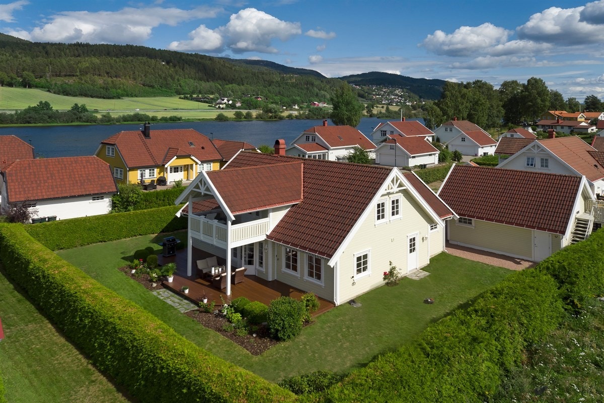 Eiendommen har en skjermet og idyllisk hage, solrike uteplasser, veranda m/elveutsyn og romslige stuer. Galleribilde