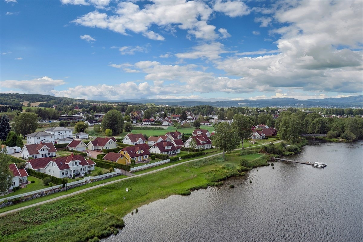 Boligen har en attraktiv beliggenhet rett ved Drammenselven. Galleribilde