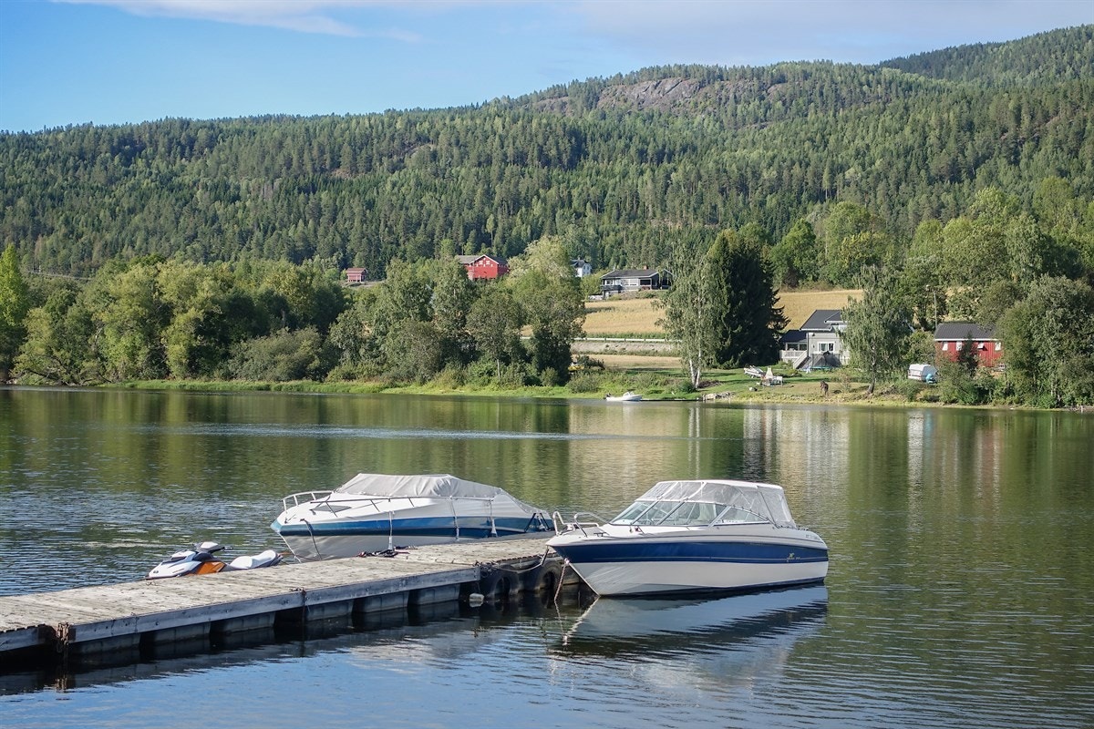 Båtliv ved elven. 5 boenheter har opprettet et sameie som ønsker å feste kommunal grunn til å bygge en brygge på "Havna" Steinberg. Kommunen er positivt innstilt til dette. Se vedlegg i salgsoppgaven. Galleribilde