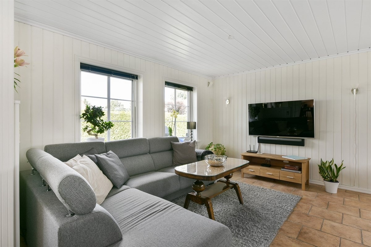 Stuen har downlights og gulvfliser med behagelig varme. Galleribilde