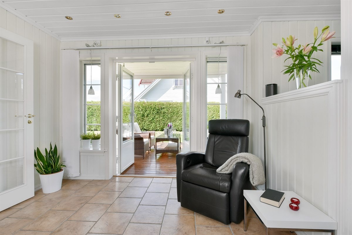 Fra stuen/lounge er det utgang til stor markterrasse på ca. 25 kvm. Galleribilde