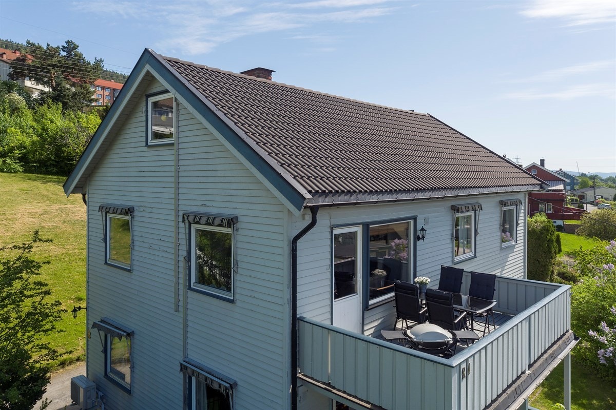 På Åssiden er det flere fotballbaner, håndballbane og stor idrettshall som byr på en rekke innendørsaktiviteter. Åssiden IF har et sportslig tilbud til alle. Galleribilde