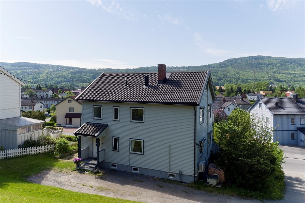 Fra eiendommen er det gangavstand til Aronsløkka barneskole og Kjøsterud ungdomsskole. Det finnes flere videregående skoler i nærliggende områder, samt et godt utvalg av både private og kommunale barnehager. Galleribilde