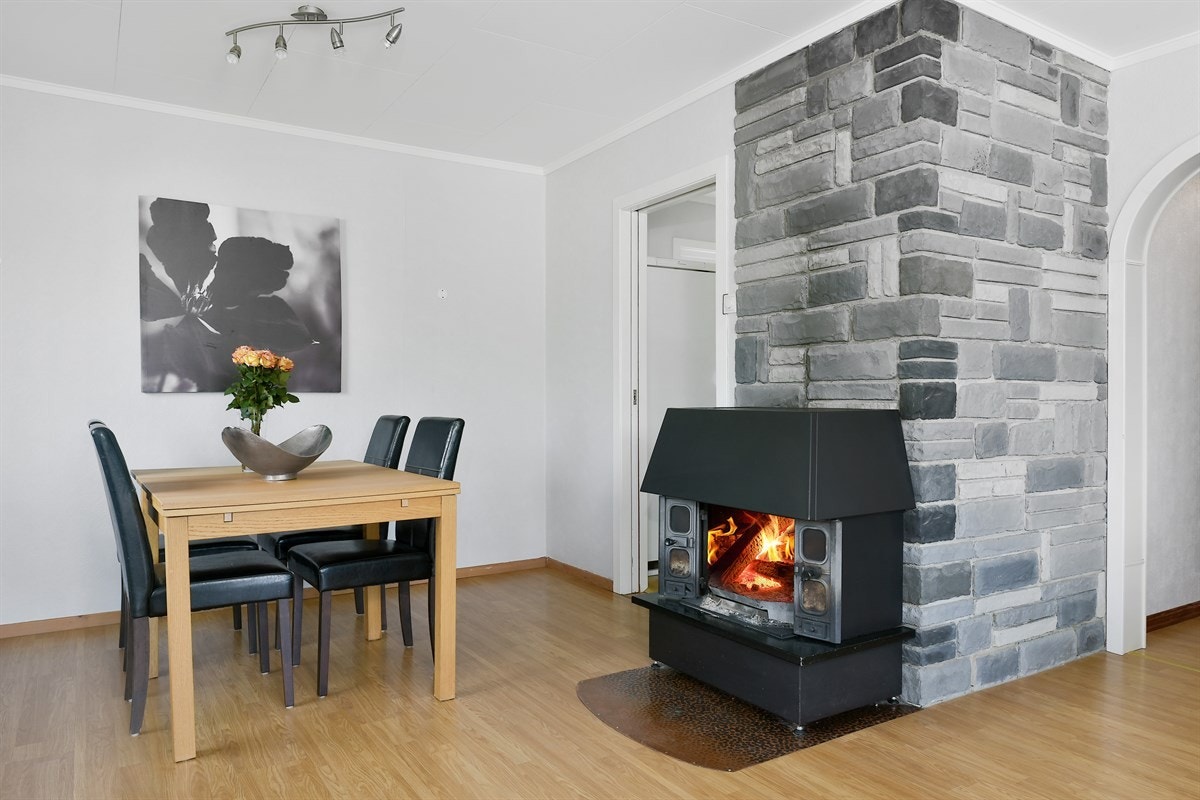 Stuen er hyggelig og har god plass for spisebord. Galleribilde