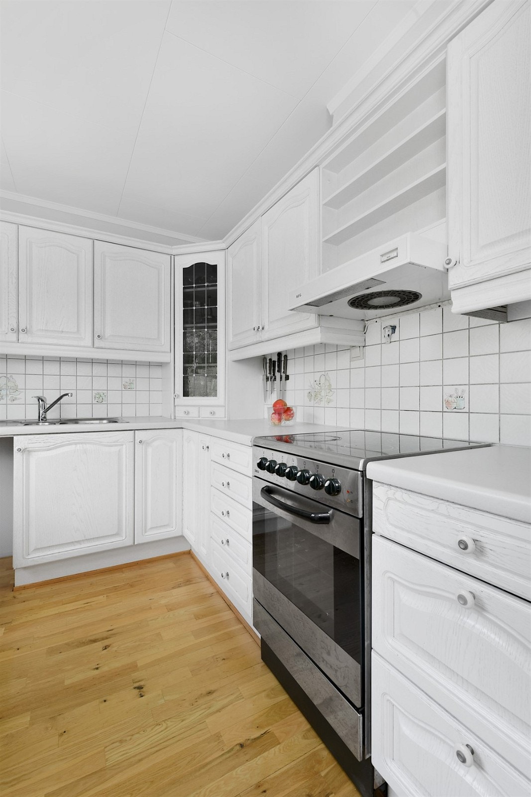 Videre er det hvitevarer i from av Zanussi stekeovn med induksjonstopp, Electrolux kjøleskap, og AEG avtrekksvifte over kokesonen. Galleribilde