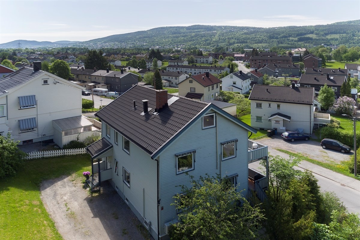 Åssiden videregående skole er en populær og moderne yrkesskole med et vidt spekter av utdanningsprogram. Universitetet i Sørøst-Norge ligger på Papirbredden i Drammen sentrum. Galleribilde