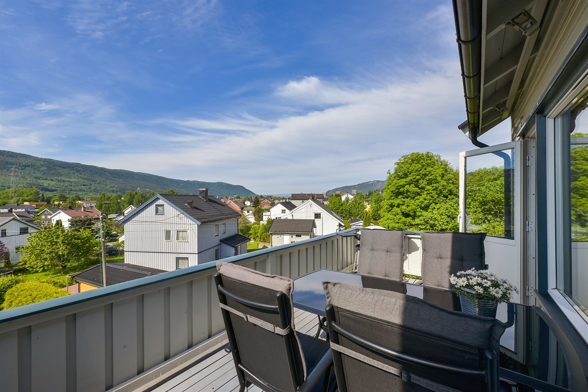 Fra stuen er det utgang til en usjenert terrasse på ca. 12,5 kvm med flott utsikt og gode solforhold. Terrassen har plass for spisegruppe og grill, noe som gjør det mulig å nyte gode måltider på terrassen. Galleribilde