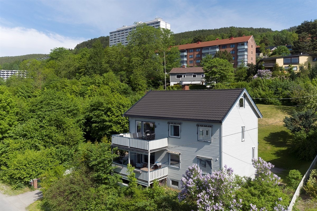 Eiendommen ligger i et rolig og barnevennlig boligområde på Åssiden i Drammen kommune, med nærhet til skoler, barnehager, offentlig kommunikasjon, samt et rikt utvalg av fasiliteter og servicetilbud. Galleribilde