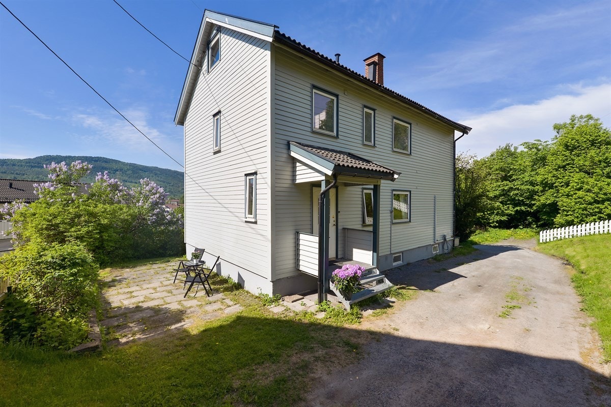 Boligen har en fin beliggenhet med en stor og pen felles tomt som er opparbeidet med asfalterte og grusbelagte internveier, og flott hage. Galleribilde