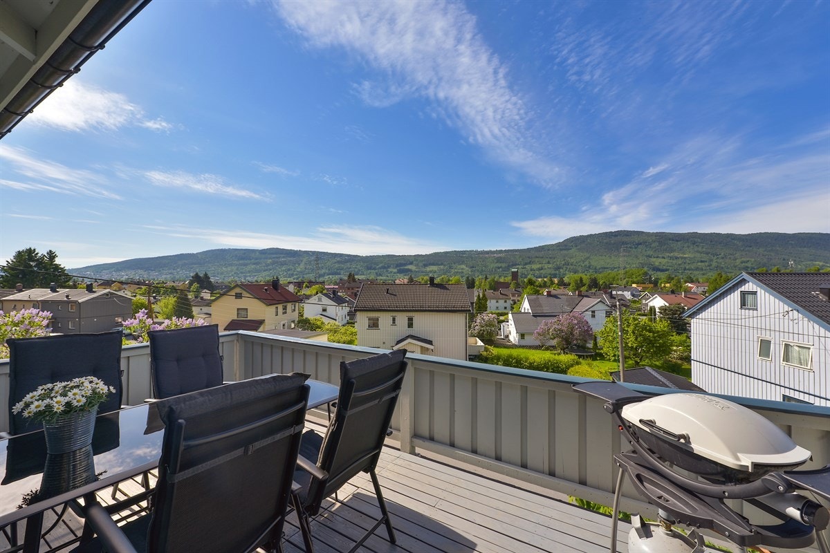 Fra stuen er det utgang til en terrasse på ca. 12,5 kvm med gode solforhold og flott utsikt, og det er uteplass på bakkeplan. Galleribilde
