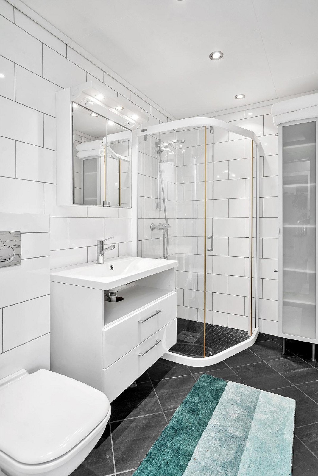 Lyst og romslig badi boligens 1.etg. Galleribilde