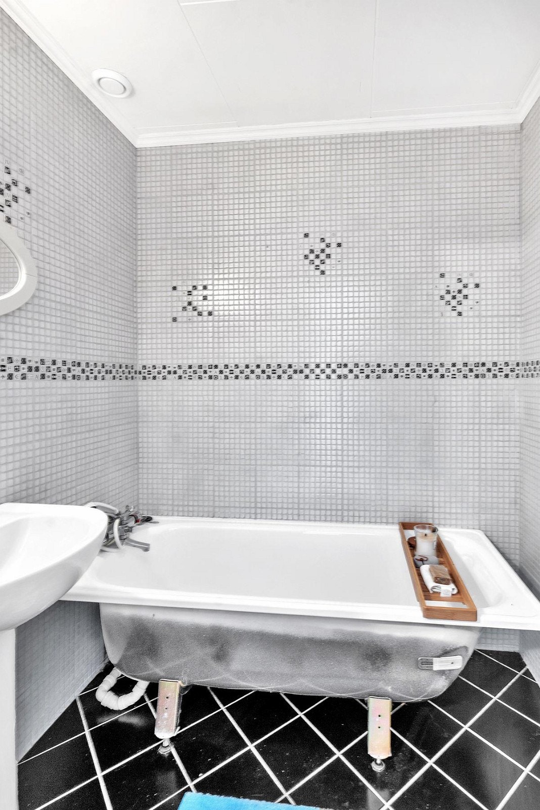 Bad i 2.etg er innredet med badekar. Ellers fliser på gulv og vegger. Galleribilde