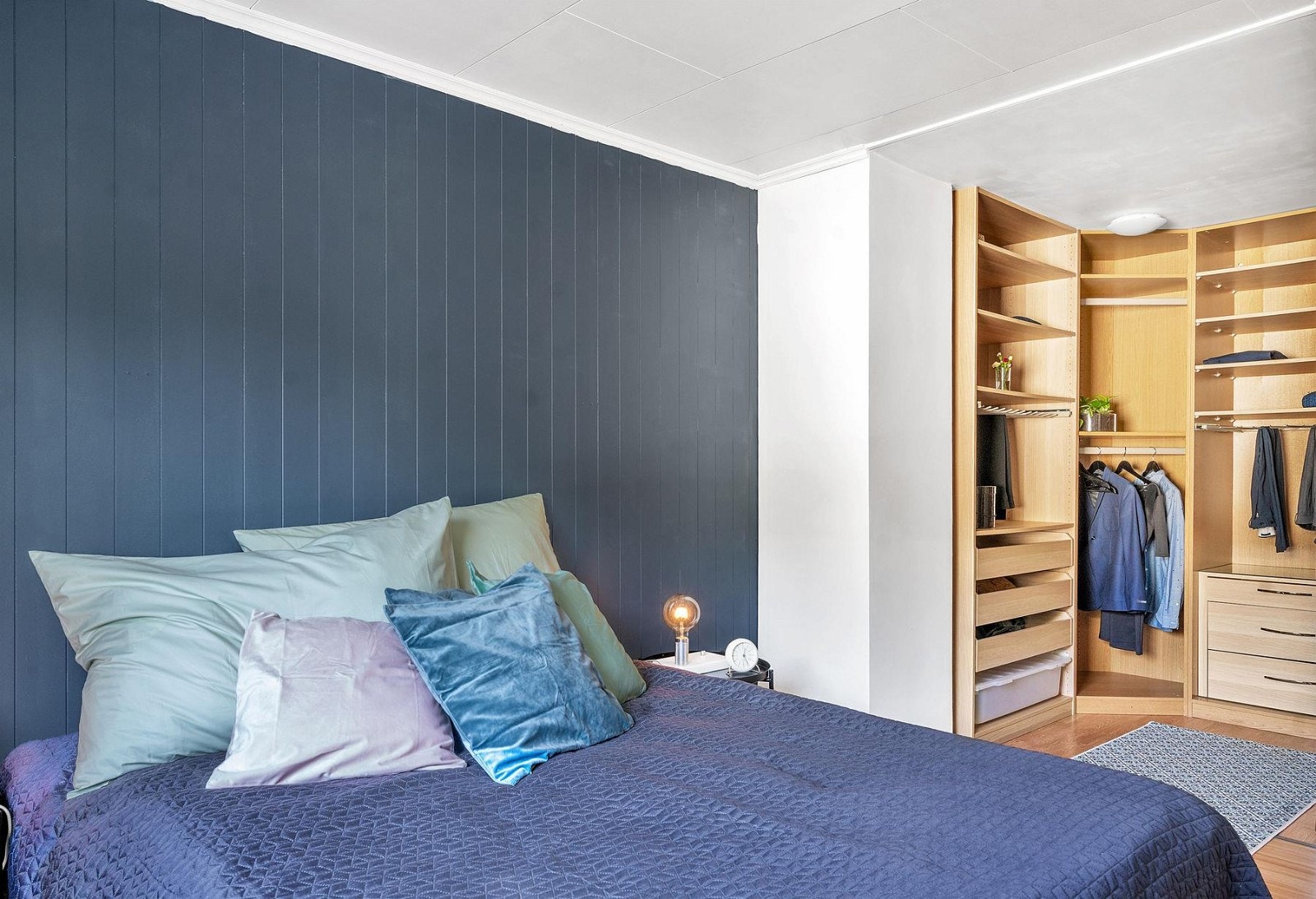 Praktisk walk in closet med rikelig oppbevaringsmuligheter. Galleribilde