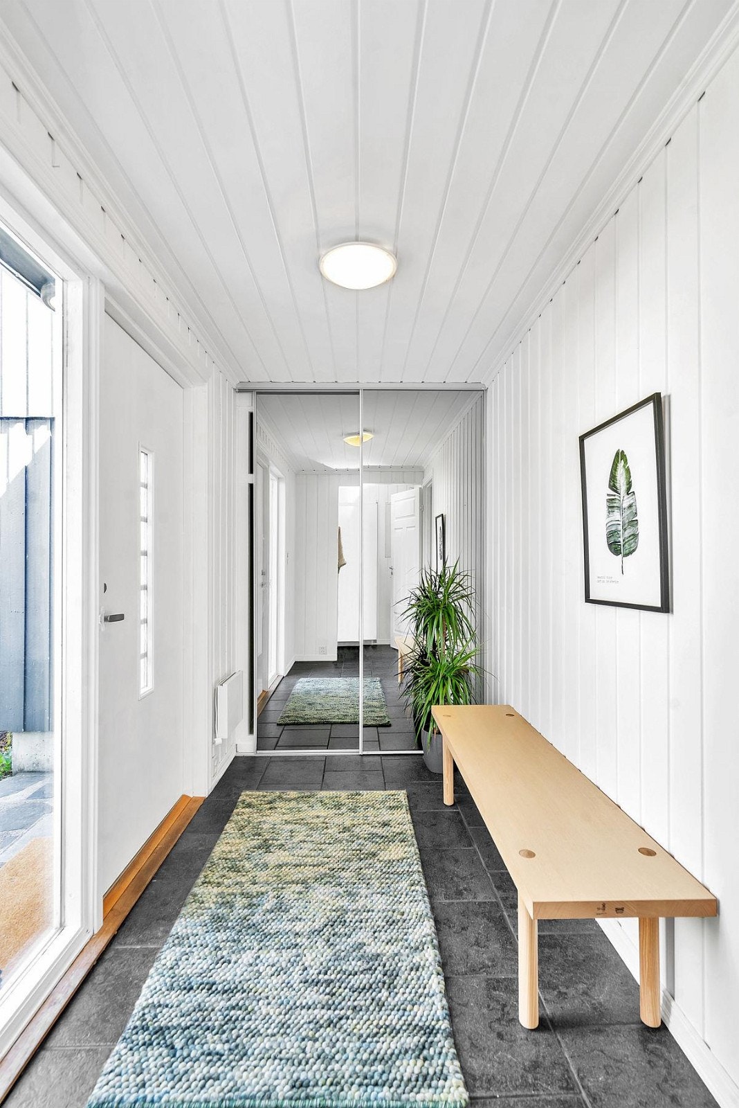 Velkommen inn! Lys og innbydende entre med praktisk skyvedørsgarderobe. Galleribilde