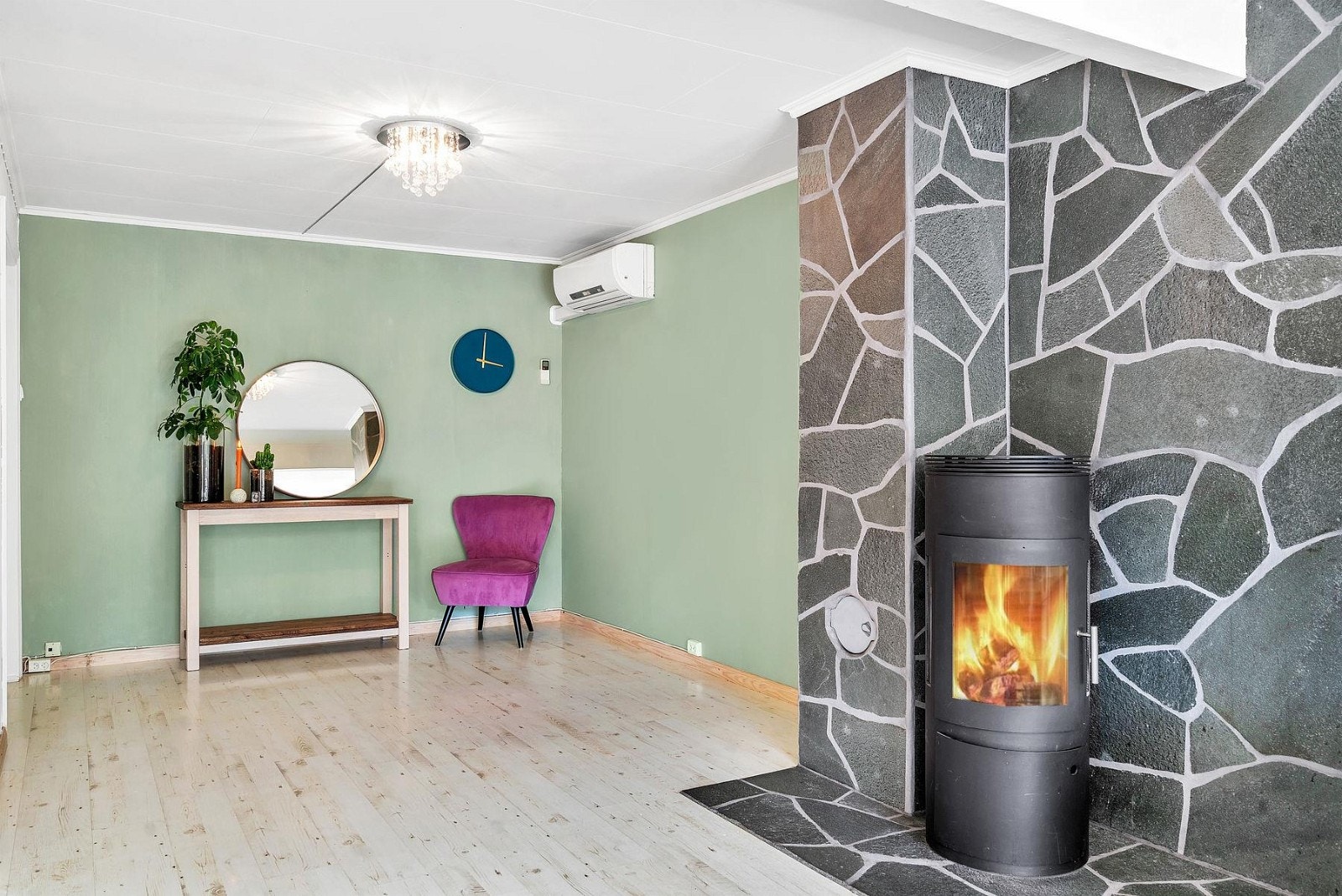 Varmepumpe montert på vegg i stue. Galleribilde