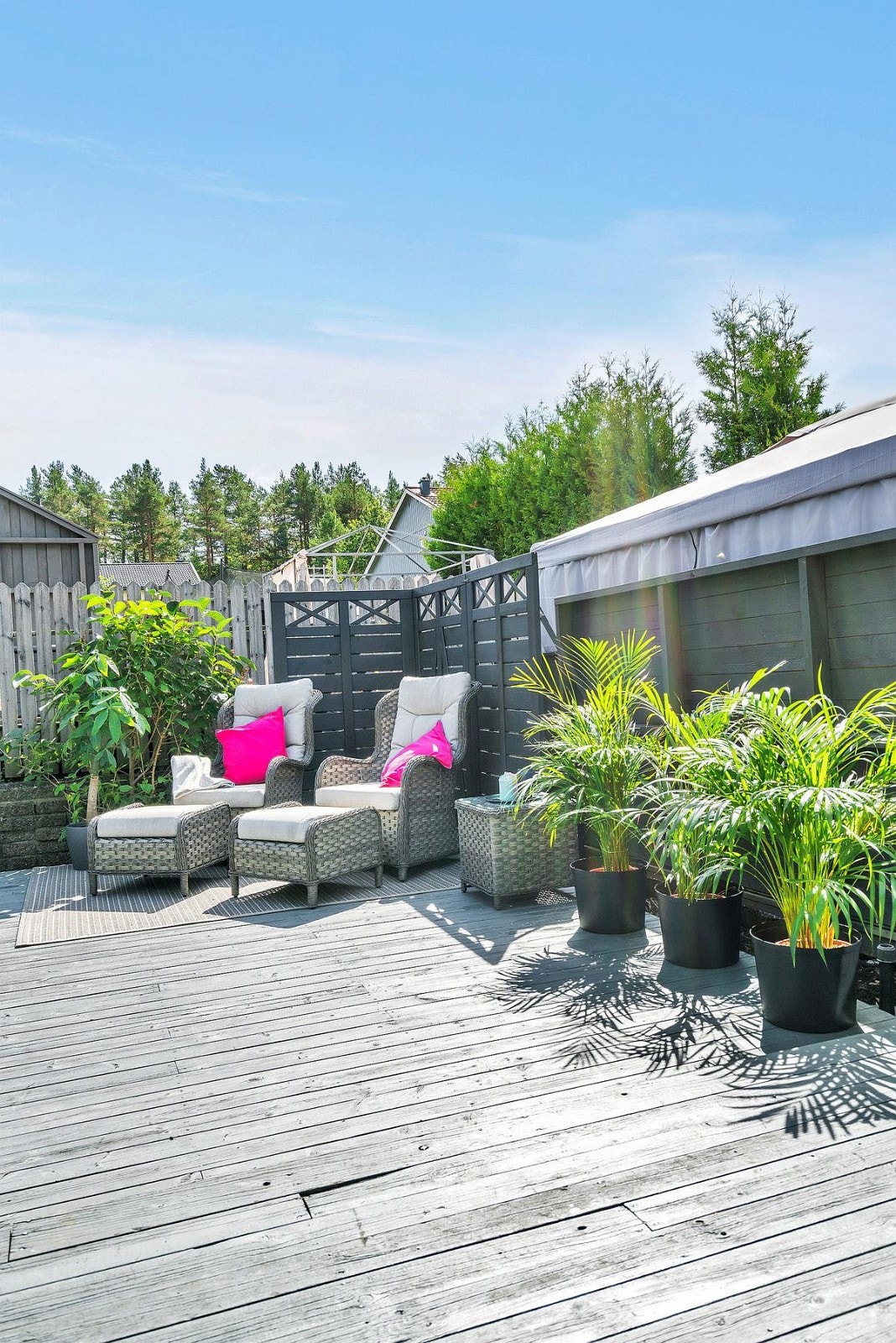 På terrassen kan du nyte morgensolen og fra balkongen kan du nyte kveldssolen. Galleribilde