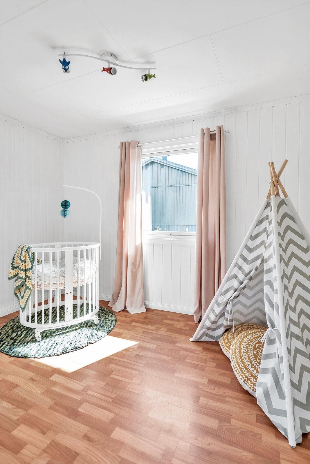 Soverom 3. Pene gulv og hvitmalte vegger. Galleribilde