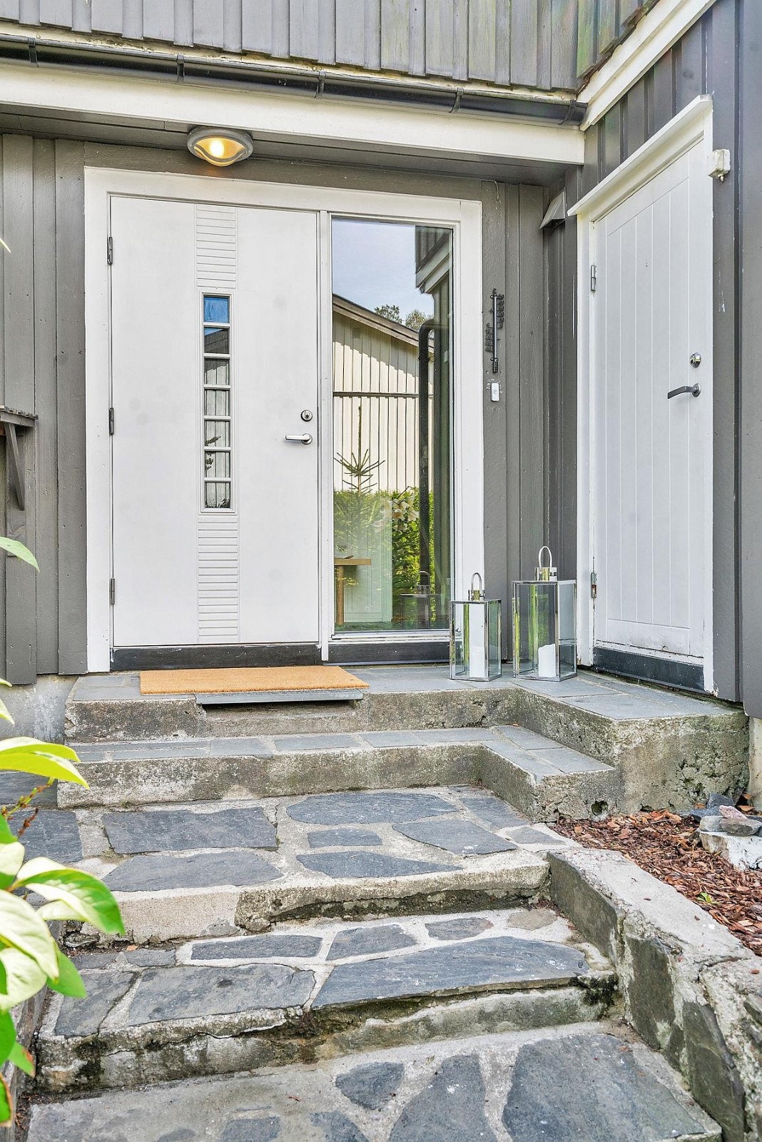 Hyggelig inngangsparti med egen utvendig bod. Galleribilde