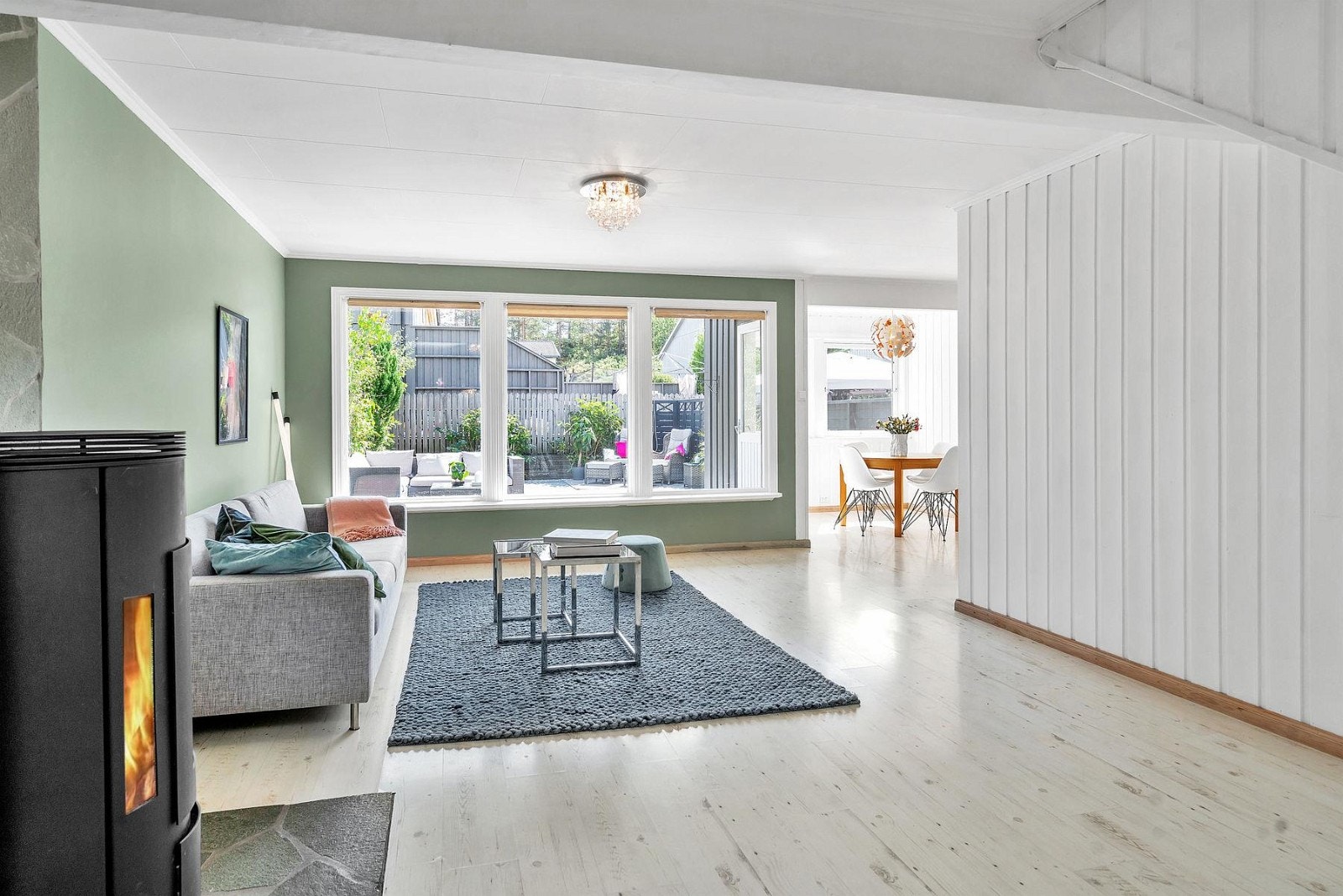 Store vindusoverflater sørger for godt med naturlig lys og gjør stuen til et åpent og luftig rom. Galleribilde