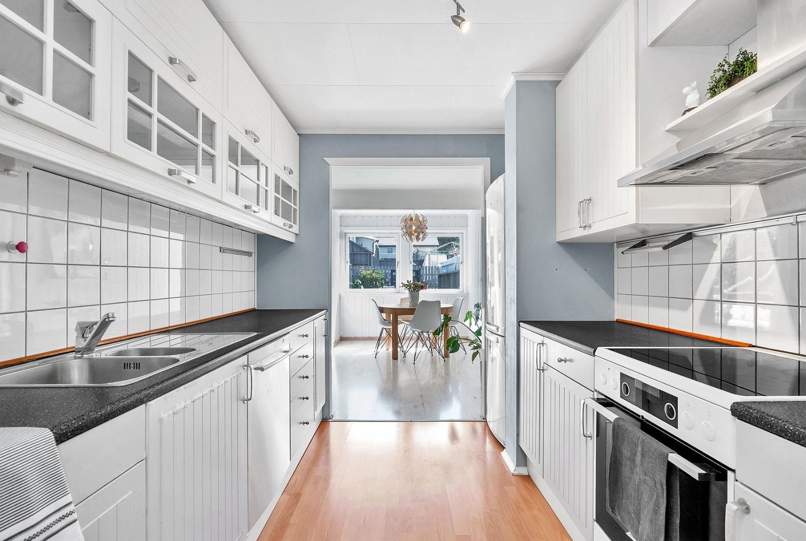 Lyst og pent kjøkken. Godt med skap og benkeplass. Galleribilde