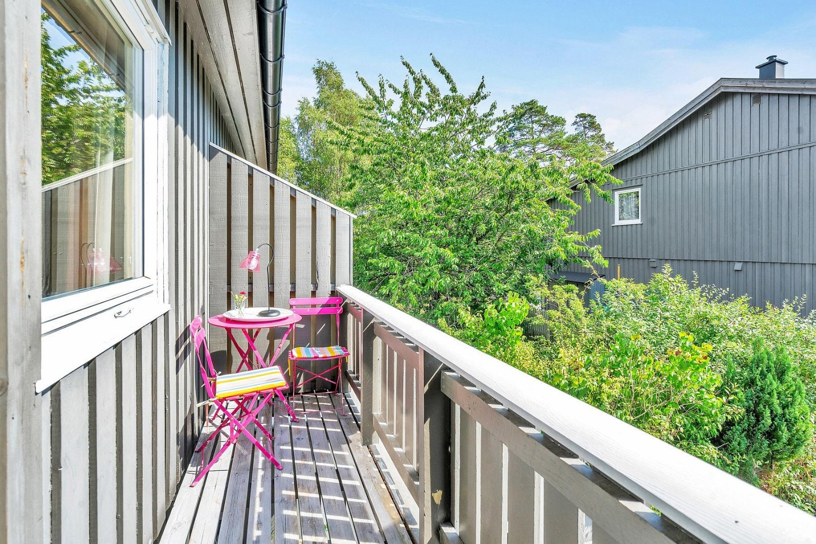 Terrasse med morgensol. Galleribilde